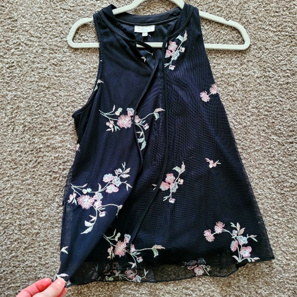 Lacey black sleeveless floral flowy tank top